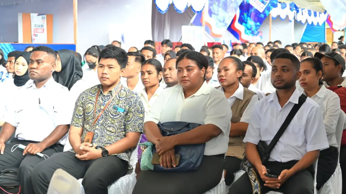 Para pencaker yang mengikuti job fair di Hanggar Lanud Manuhua, Rabu (26/8). Dalam job fair tersebut ada 67 lowongan yang tersedia.&nbsp;