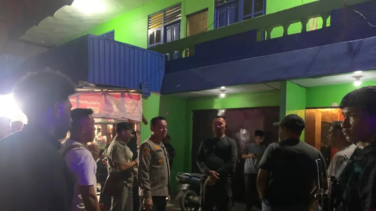 Polisi saat merespon ke lokasi penemuan mayat di Penginapan Sinar Ujung, Jalan Pendidikan, Mimika, Papua Tengah, Rabu malam, 26 Agustus 2026. (CEPOSONLINE.COM/ISTIMEWA).
