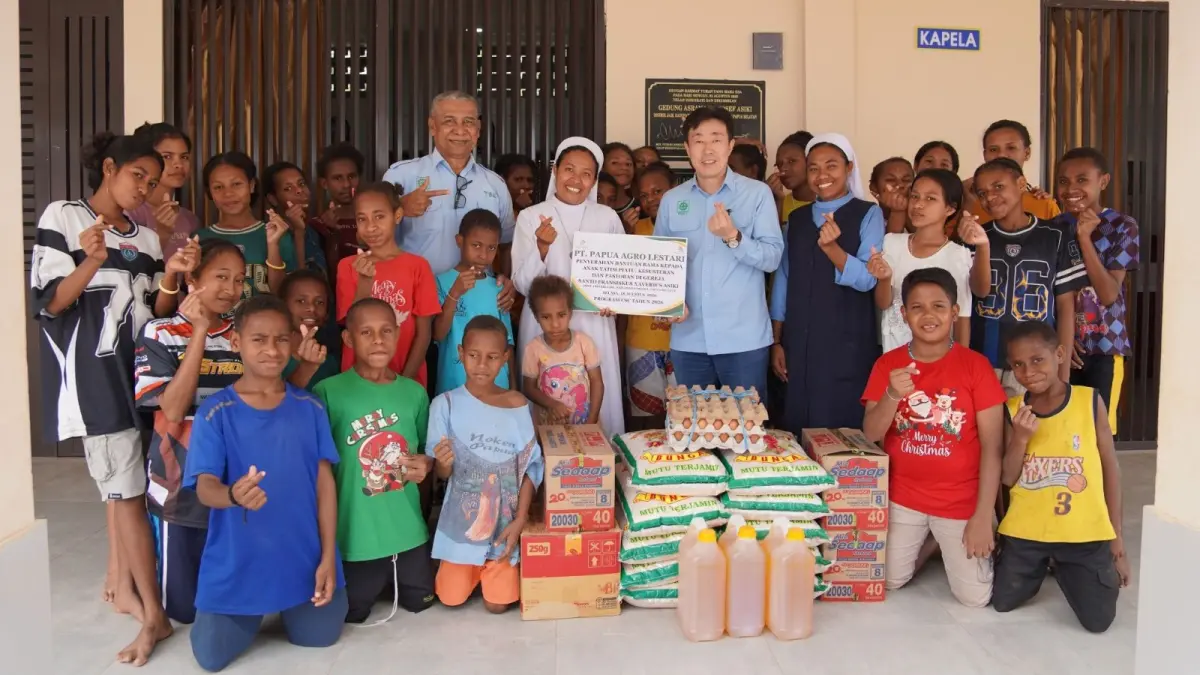 Tunas Sawa Erma (TSE) Group saat menyalurkan bantuan bahan pokok makanan bagi anak-anak di Asrama St. Yosef, di Kampung Asiki, Distrik Jair, Kabupaten Boven Digoel, Papua Selatan, Jumat (21/8/2026).(CEPOSONLINE.COM/TSE).