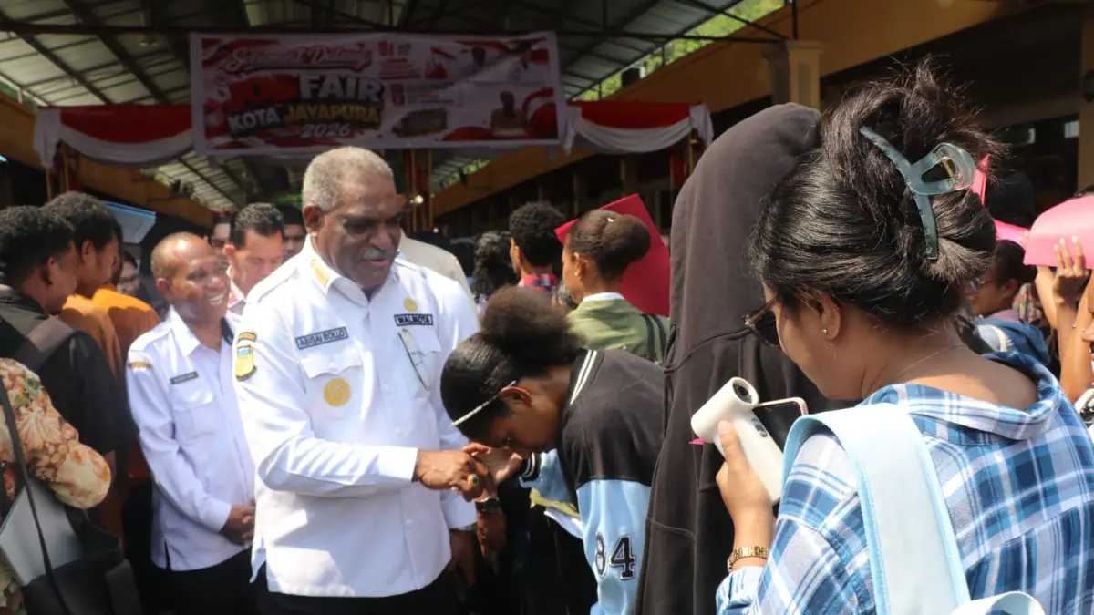 Wali Kota Jayapura, Abisai Rollo saat menyapa para pencari kerja disela kegiatan di Gedung The Plaza PTC Entrop, Distrik Jayapura Selatan, Rabu (26/8/2026).(CEPOSONLINE.COM/TAKIM)
