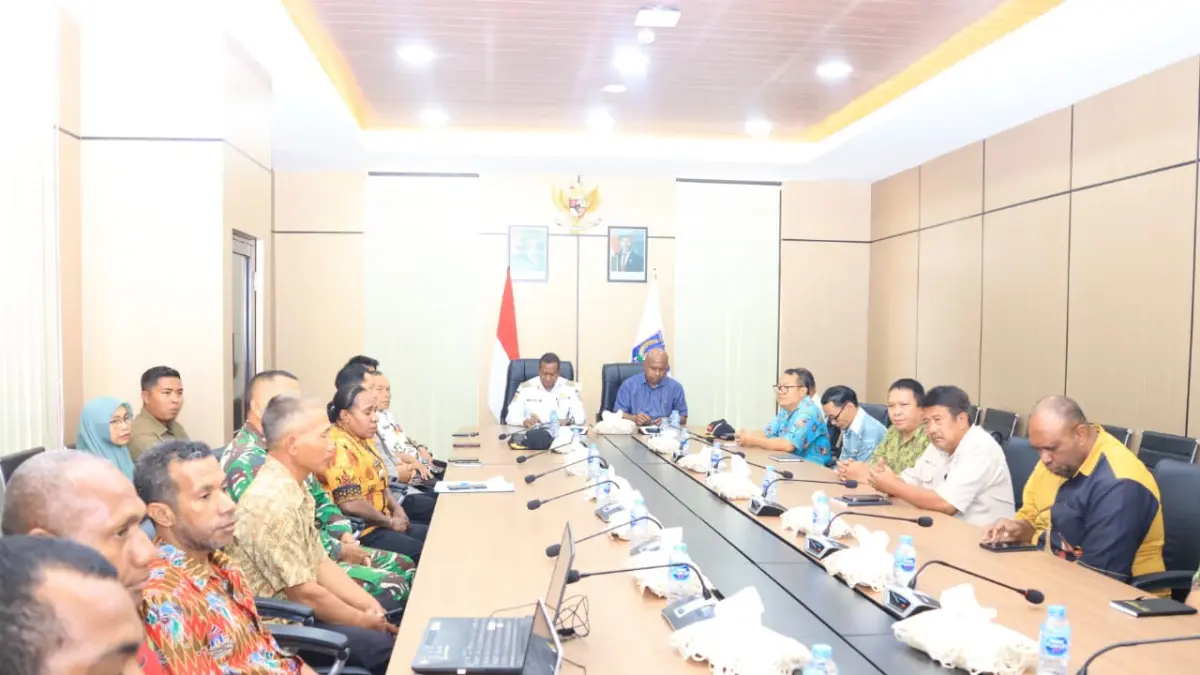Gubernur Papua Selatan Apolo Safanpo saat memimpin rapat pembahasan sistem deteksi dini konflik di Kantor Gubernur Papua Selatan, Salor, Merauke, Kamis (27/8/2026)&nbsp;
(CEPOSONLINE.COM/BIRO UMUM PAPSEL)&nbsp;