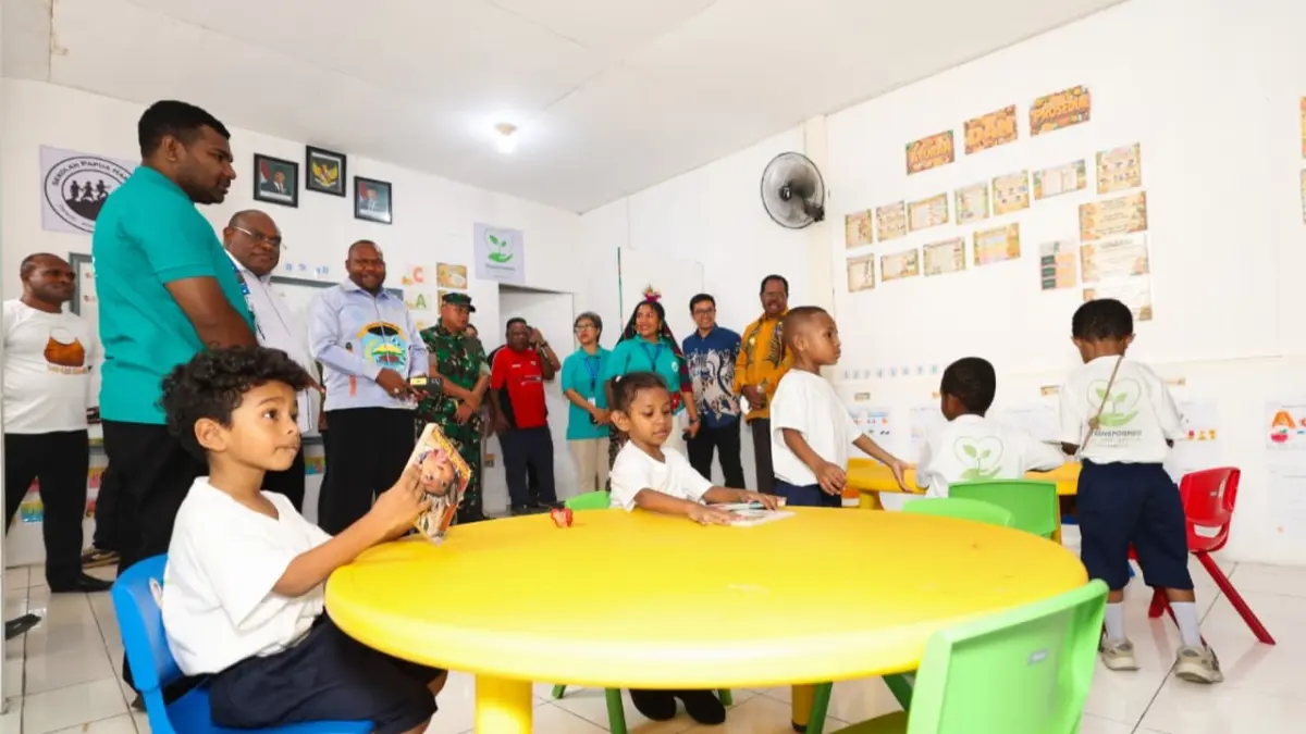 Gubernur Papua Tengah, Meki Nawipa saat menghadiri Open House Sekolah Papua Harapan (SPH) Nabire di Aula Gereja Pantekosta Serikat di Indonesia (GPSDI), Jalan Martadinata, Kelurahan Nabarua, Kabupaten Nabire, Jumat (28/8/2026). (CEPOSONLINE.COM/HUMAS PEMPROV) 