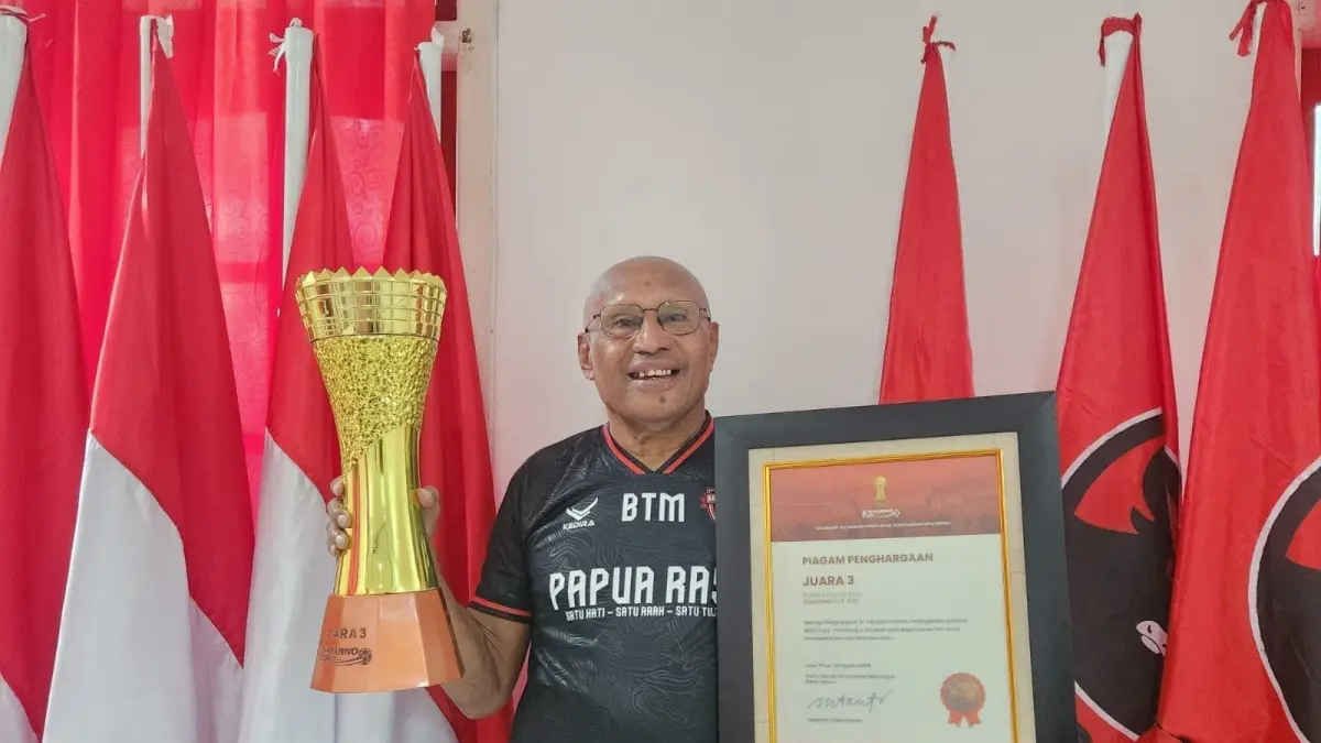 Ketua DPD PDI Perjuangan Papua, Benhur Tomi Mano, menerima trophy Soekarno Cup di Kantor DPD PDI Perjuangan Papua, Kotaraja, Kota Jayapura, Kamis (27/8/2026). (CEPOSONLINE.COM/ISTIMEWA)&nbsp;