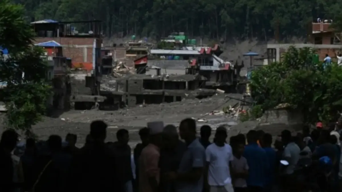Kondisi setelah banjir bandang. Foto: Kanal Youtube @AlJazeeraEnglish, Prakash Mathema