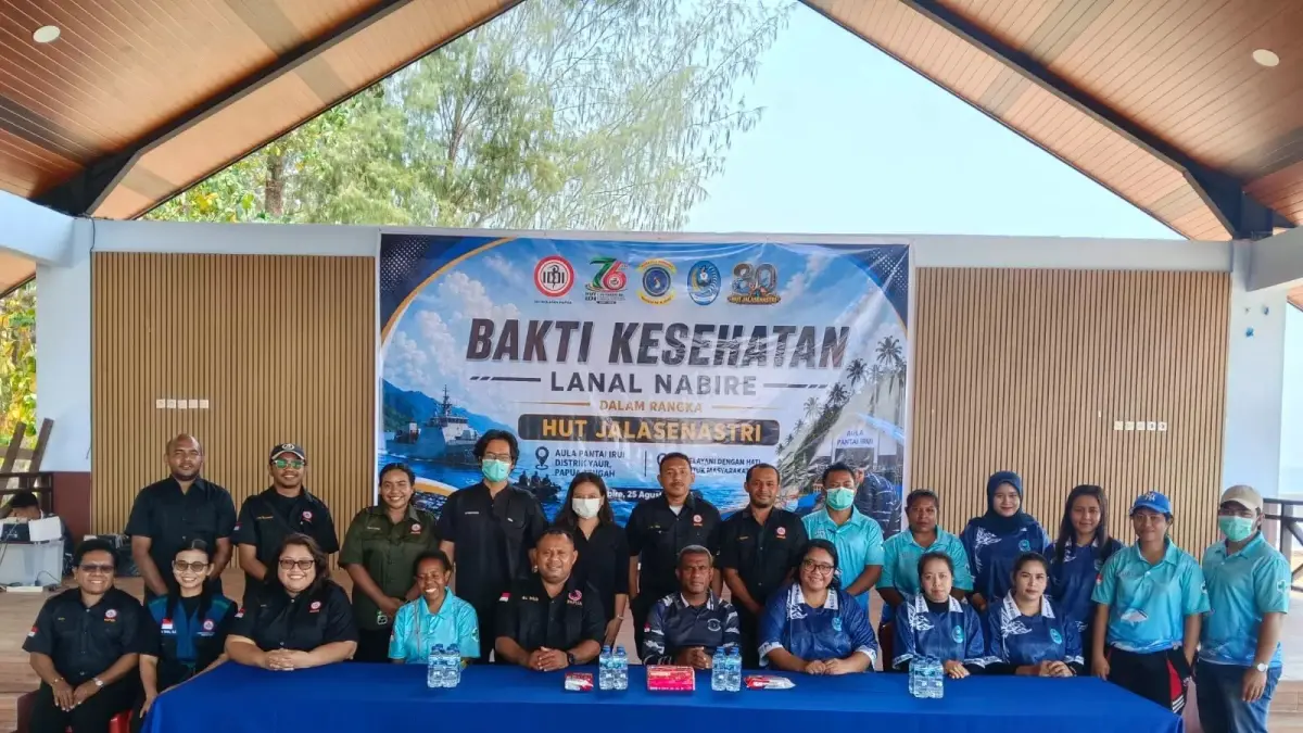 Lanal Nabire, Jalasenastri bersama IDI Papua saat memberikan layanan kesehatan kepada masyarakat Yaur Nabire. (CEPOSONLINE.COM/ISTIMEWA) 