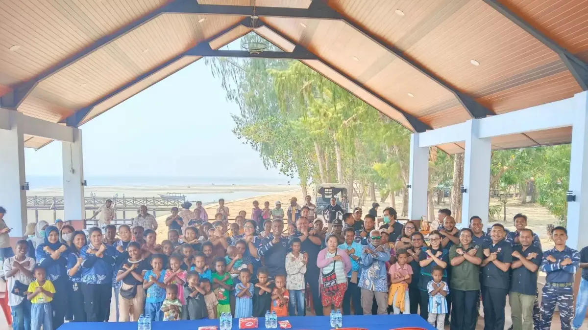 Lanal Nabire, Jalasenastri bersama IDI Papua saat memberikan layanan kesehatan kepada masyarakat Yaur Nabire. (CEPOSONLINE.COM/ISTIMEWA) 
