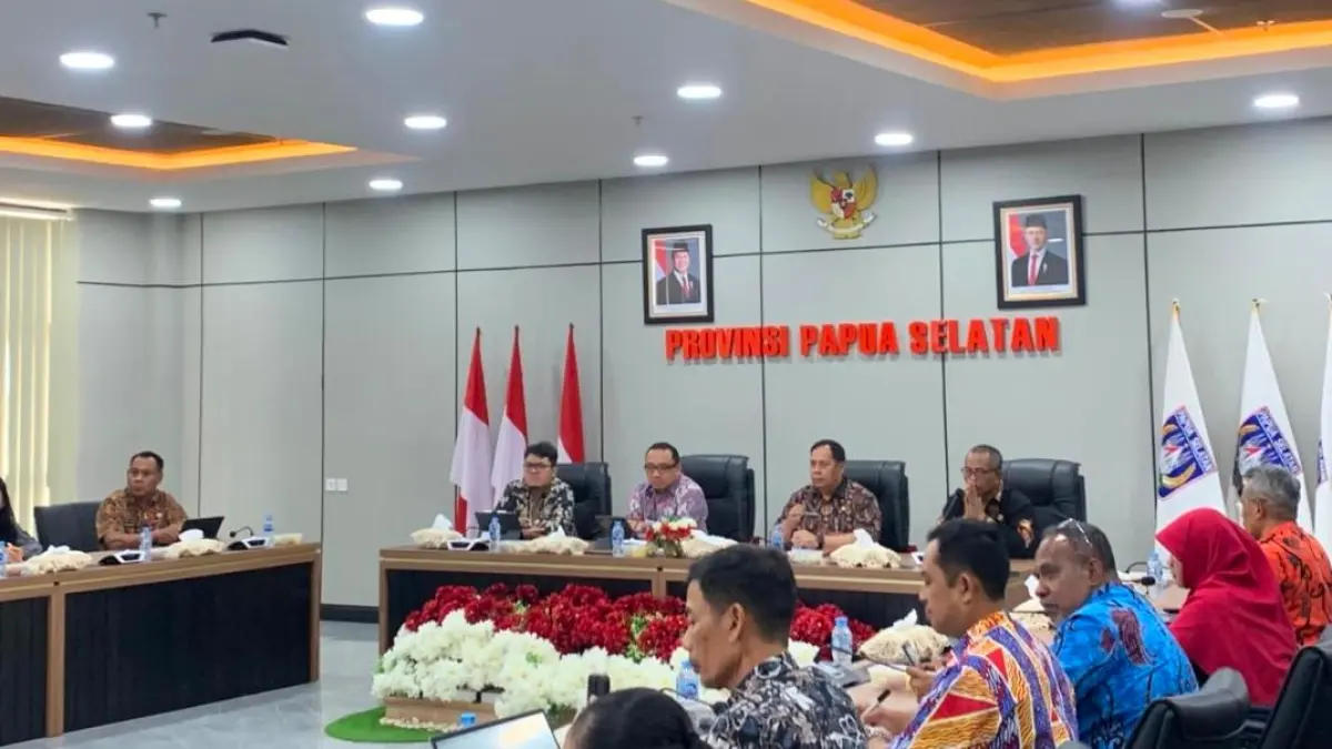 BPK perwakilan Papua Selatan saat melakukan rapat dengan pemerintah Provinsi Papua Selatan dalam rangka pemeriksaan ketahanan energi nasional di Papua Selatan, di lantai III Kantor Gubernur Papua Selatan, Kamis (27/8/2026) (CEPOSONLINE.COM/BIRO UMUM PAPSEL)&nbsp;