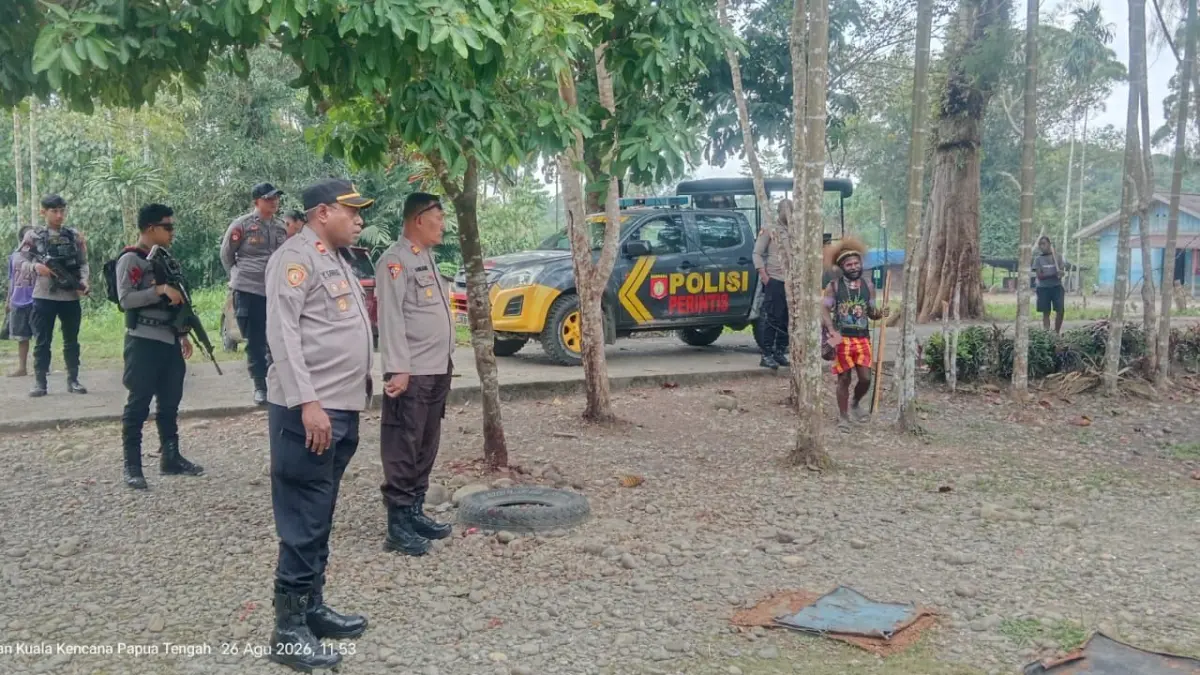 Personel kepolisian bersiaga di kawasan Distrik Kwamki Narama guna mengantisipasi eskalasi konflik antarkelompok. (Foto: CEPOSONLINE.COM/ISTIMEWA).