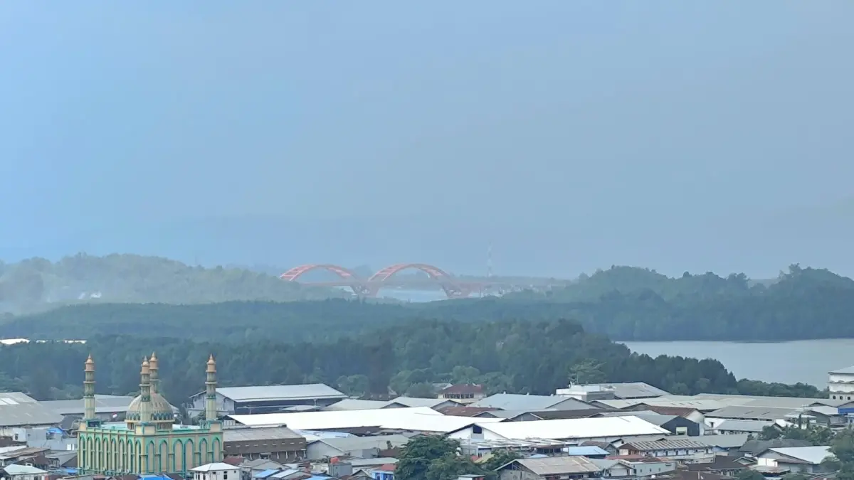 Situasi di Kelurahan Entrop Distrik Jayapura Selatan yang sedang dilanda hujan dan kabut, Jumat (28/8/2026). (CEPOSONLINE.COM/WENY FIRMANSYAH)