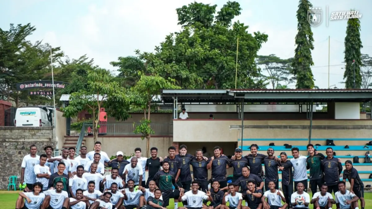 Skuad Persipura Jayapura foto bersama usai menjalani sesi latihan terakhir sebelum meninggalkan Boyolali, Rabu (26/8/2026)
&nbsp;( CEPOSONLINE.COM/IG PERSIPURA)