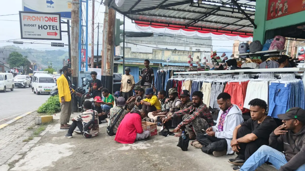 Solidaritas Mahasiswa Papua saat mengelar kegiatan solidaritas pengalanga dana untuk korban gempa bumi di Flores NTT di lingkaran Abepura, Jumat (28/8/2026).