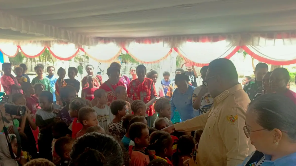 Anak-anak usia TK yang ada di Payum, Kelurahan Samkay Merauke menyalami Bupati Merauke Yoseph Bladib Gebze dan Ketua Bunda PAUD Kabupaten Merauke Ny. Nova Gebze, Sabtu (29/8/2026)&nbsp;


(CEPOSONLINE.COM/SULO)&nbsp;