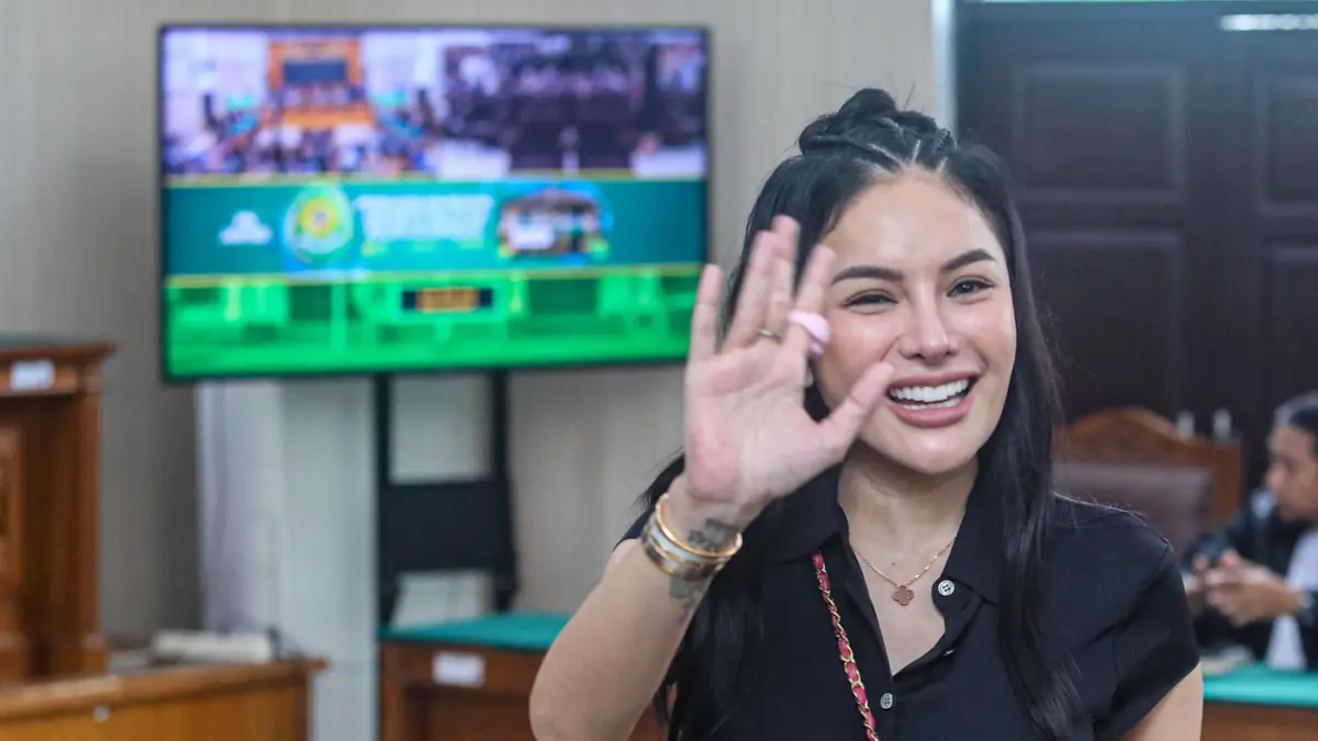 Artis Nikita Mirzani bersiap menjalani sidang putusan di Pengadilan Negeri Jakarta Selatan, Selasa (28/10/2025). (Salman Toyibi/Jawa Pos)