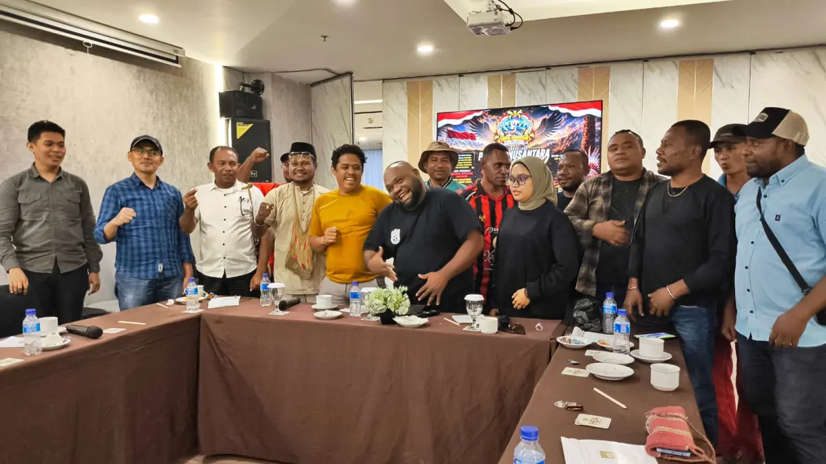 Foto bersama sejumlah pimpinan pemuda di Kota Jayapura usai menyepakati pembentukan organisasi pemuda baru yang dilaksanakan di Grand Abe Hotel, Jumat (28/8/2026). 

(CEPOSONLINE/GAMEL)