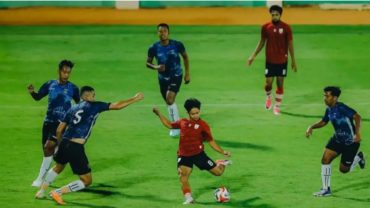 Gelandang Persis Solo Fandy Ahmad dikawal empat pemain Persekabpas Pasuruan dalam sebuah laga uji coba di Stadion Kebogiro, Minggu malam (23/8/2026). (TIM MEDIA)