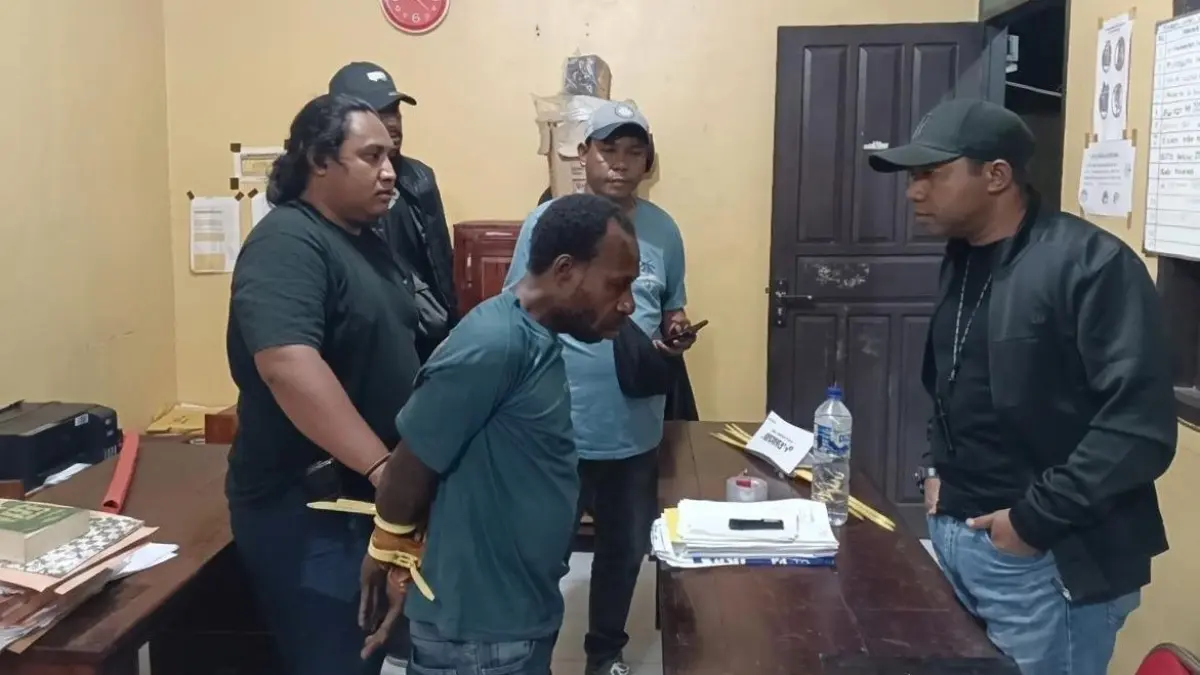 Satu dari lima pelaku saat berhadapan dengan Kapolres Mimika, AKBP Alredo Agustinus Rumbiak di Mapolres Mimika Mile 32 untuk penanganan hukum lebih lanjut. ( CEPOSONLINE.COM/ISTIMEWA).