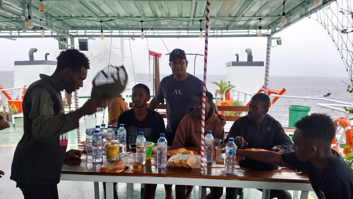 Video: Kapal yang mengapung dan terdampar ditengah laut saat ditemukan dan dilihat oleh Kapal KMP Masirei yang bertolak dari Biak-Nabire. (CEPOSONLINE.COM/ISTIMEWA)