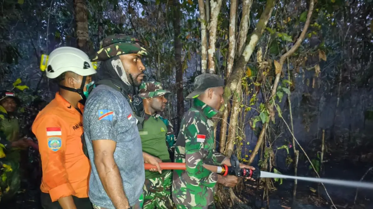 Aparat gabungan dan Tim SAR melakukan penanganan kebakaran hutan dan lahan di Kabupaten Biak Numfor.(CEPOSONLINE.COM/SATGAS KARHUTLA BIAK)