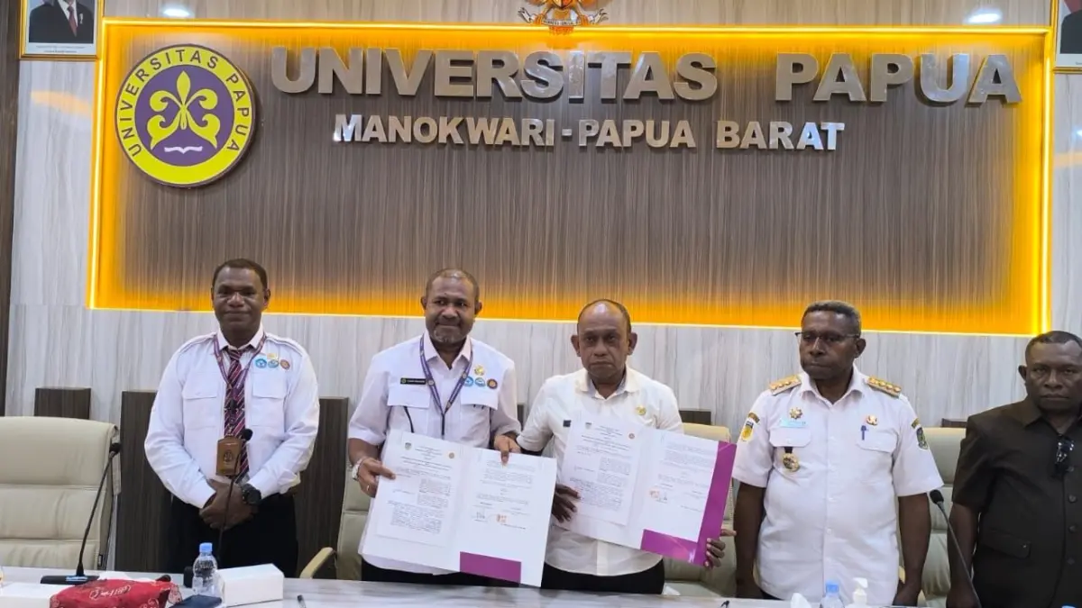 Pemkab Waropen dan Universitas Papua (UNIPA) Manokwari menandatangani Nota Kesepahaman (MoU) tentang pendidikan bagi pelajar asal Waropen, Rabu (26/8/2026).(CEPOSONLINE.COM/ISMAIL).