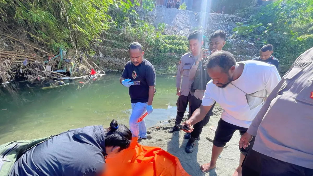 Petugas Satreskrim Polres Jayapura saat mengevakuasi jenazah bayi perempuan di Kali Komba, guna dilakukan visum lebih lanjut, Minggu (30/8/2026).
(CEPOSONLINE.COM_ POLRES JAYAPURA)

