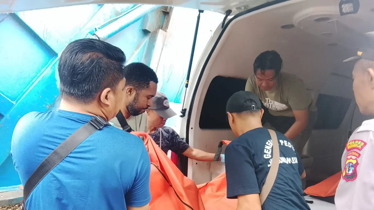 Polisi melakukan olah TKP di lokasi ditemukannya kedua pelajar dalam kondisi tewas mengenaskan, Minggu (30/8/2026). (Foto: Humas Polres Mimika).