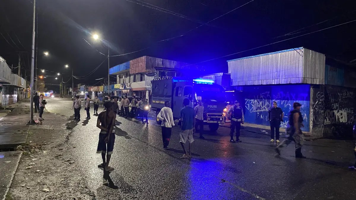 Polisi saat melaksanakan patroli gabungan di Mimika. (Foto: CEPOSONLINE.COM/ISTIMEWA).
