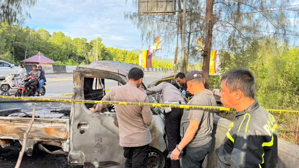 Situasi saat aparat kepolisian mengevakuasi mobil terbakar di pertigaan Pantai Hamadi dan Ring Road, Minggu (30/8/2026).(CEPOSONLINE.COM/ISTIMEWA)