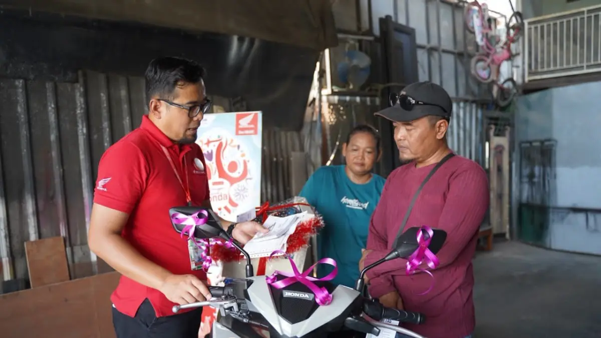 Tim Astra Motor Papua mengantarkan sepeda motor Vario 160 langsung ke rumah pelanggan, sebagai bentuk apresiasi memperingati Hari Pelanggan Nasional 2026, Sabtu (29/8/2026).(CEPOSONLINE.COM/ASTRA MOTOR PAPUA).