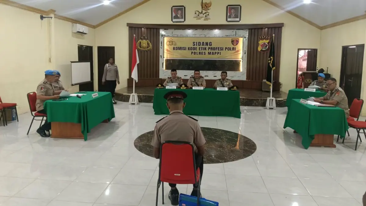 Terperiksa Bripda FK saat menjalani sidang kode etik profesi Polri dengan tuntutan pemberhentian dengan tidak hormat sebagai anggota Polri atas perbuatannya yang melakukan &nbsp;persetubuhan terhadap anak di bawah umur di Aula Mapolres Merauke, Senin (31/8/2026)&nbsp;
(CEPOSONLINE.COM/SULO) &nbsp; &nbsp;&nbsp;