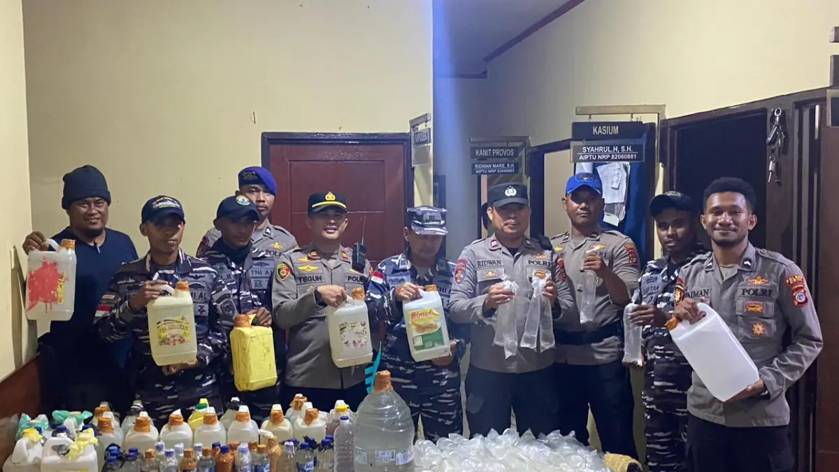 Barang bukti minuman keras lokal yang disita petugas di Pelabuhan Poumako, Mimika, Papua Tengah. (Foto: CEPOSONLINE.COM/ISTIMEWA).