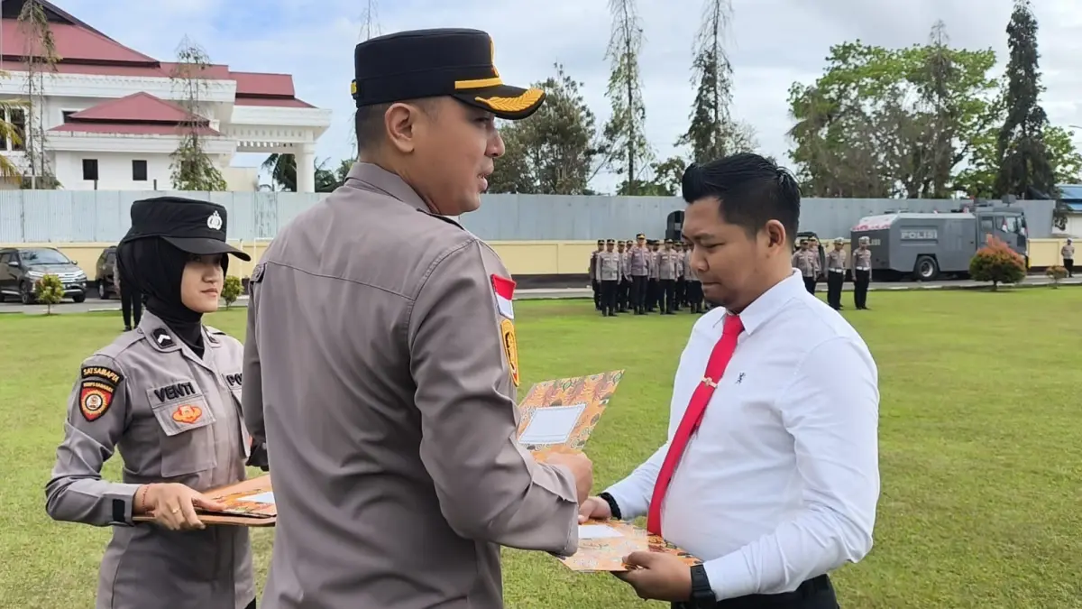 Kapolres Merauke AKBP Leonardo Yoga saat memberikan piagam penghargaan kepada Kasat Reskrim AKP Lukyta K. Putra dan jajarannya atas keberhasilan mengungkap pelaku pembunuhan terhadap anak berkebutuhan khusus, Senin (31/8/2026).&nbsp;
(CEPOSONLINE.COM/SULO) &nbsp;