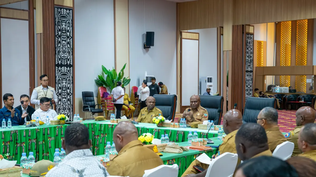 Kegiatan Evaluasi Penyelenggaraan Pemerintahan Daerah berdasarkan Laporan Penyelenggaraan Pemerintahan Daerah (LPPD) Kabupaten se-Provinsi Papua Tengah di Ballroom Kantor Gubernur Papua Tengah, Senin (31/8/2026). (CEPOSOONLINE.COM/HUMAS PEMPROV)