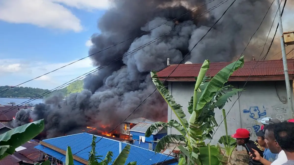 Kobaran api menjalar ke rumah rumah warga di Kampung Nelayan, Keluarhan Mandala, Distrik Jayapura Utara, Kota Jayapura, Senin (31/8/2026) (CEPOSONLINE.COM/KAREL)