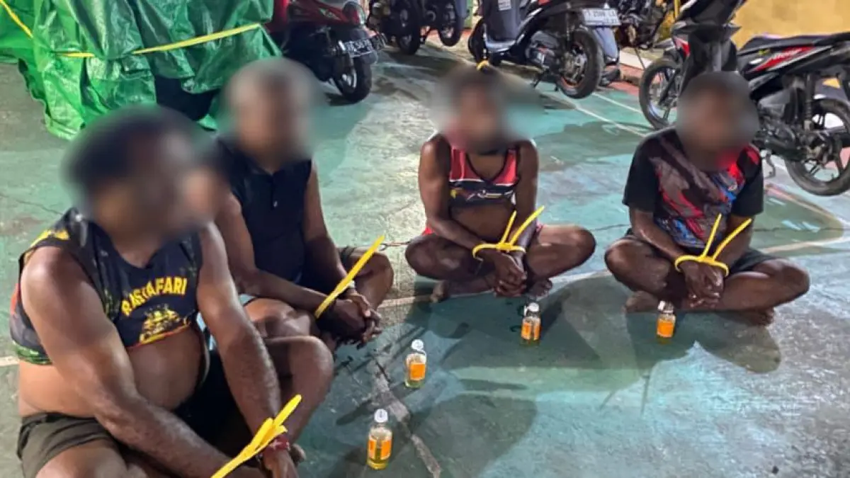 Lima orang terduga pelaku yang sebelumnya diamankan oleh tim gabungan di Distrik Kwamki Narama. ( CEPOSONLINE.COM/ISTIMEWA).