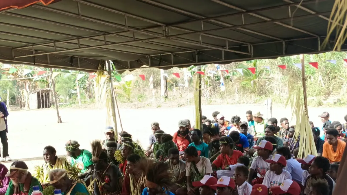 Masyarakat bersama anak &nbsp;sekolah Dusun Yakyu saat antusias mendengarkan arahan yang disampaikan bupati Yoseph Bladib Gebze
(CEPOSONLINE.COM/SULO)&nbsp;