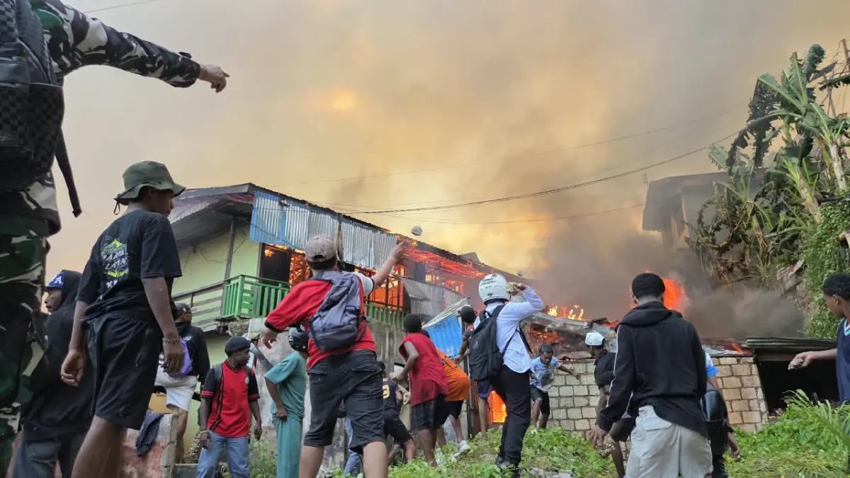 Pemadam kebakaran, TNI-Polri dan warga saat berupaya memadamkan api di Kompleks Mandala, Dok V Bawah, Distrik Jayapura Utara, Kota Jayapura, Papua, Senin (31/8/2026).(CEPOSONLINE.COM/ELFIRA).