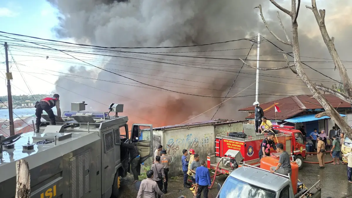 Petugas pemadam kebakaran saat memadamkan api di Kompleks Mandala, Jalan Masuk SMA Gabungan, Kota Jayapura, Senin (31/8/2026).
(CEPOSONLINE.COM/ELFIRA).