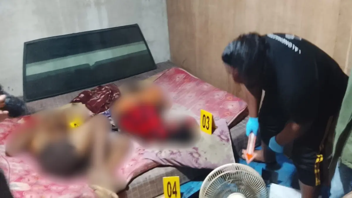 Polisi saat melakukan olah TKP di lokasi dua pelajar tewas dibunuh. (CEPOSONLINE.COM/ISTIMEWA).