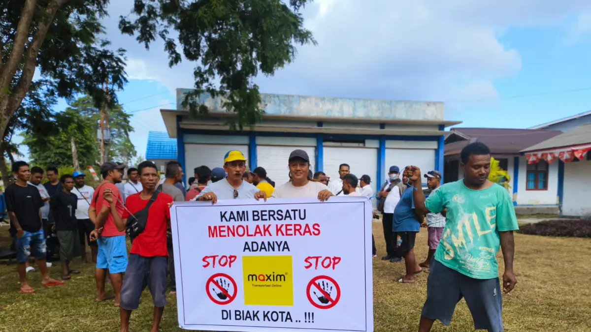 Sejumlah tukang ojek dan pengemudi taksi Offline, saat melakukan unjuk rasa menolak &nbsp;Ojek Online di Kantor Diskominfo Biak, Senin (31/8/2028).&nbsp;
(CEPOSONLINE.COM/ISMAIL)