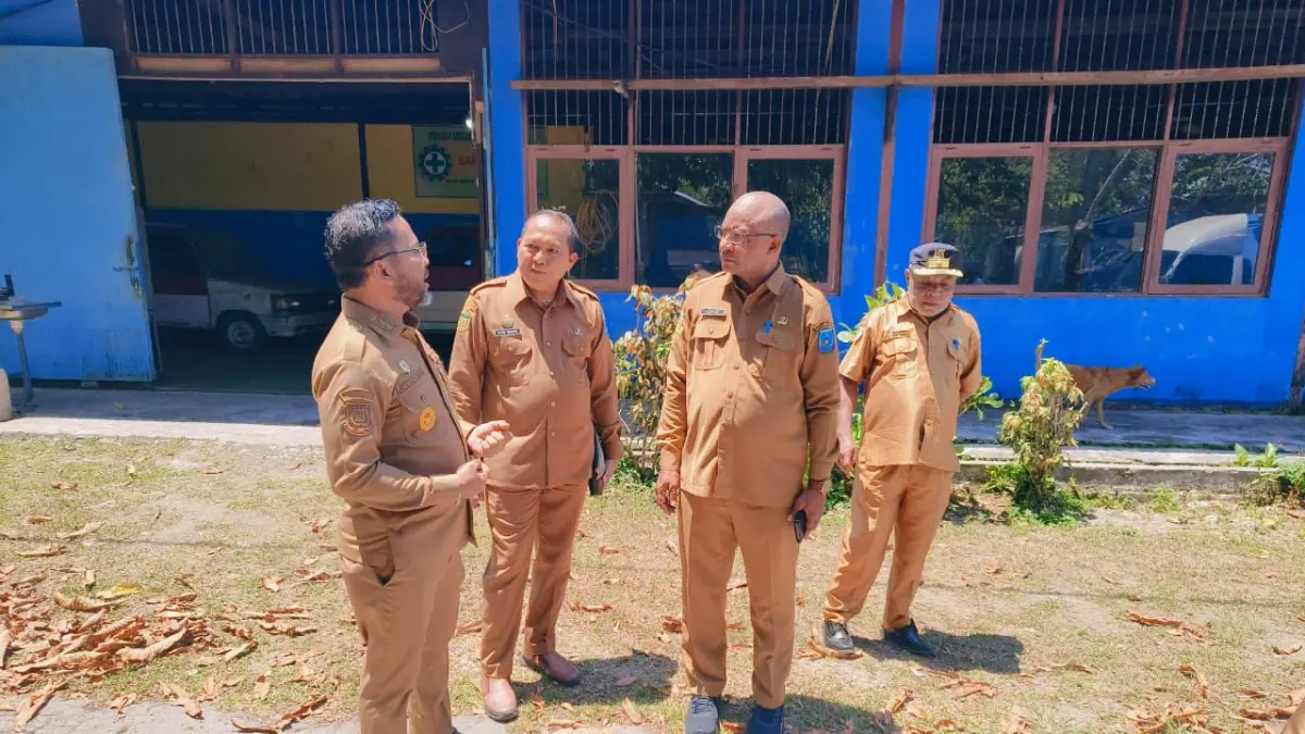 Wabup Biak Jimmy C.R Kapisa, SH Bersama Kadinsos Mamberamo Raya Lukas Senggi, saat meninjau Workshop Otomotif pada UPTD LLK UKM Biak, Senin (31/8/2026).&nbsp;
(Ceposonline.com/Ismail)