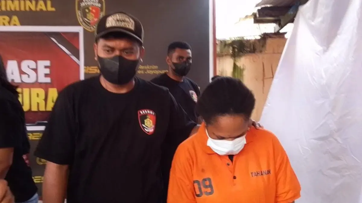 Kapolres Jayapura AKBP Dionisius VDP Helan, didampingi Kasat Reskrim Polres Jayapura dan Kasihumas Polres Jayapura saat memberikan keterangan pers terkait pengungkapan kasus bayi yang ditemukan di Jembatan Komba, Selasa (1/9/2026).
(CEPOSONLINE.COM_ROHANA WENGGI)