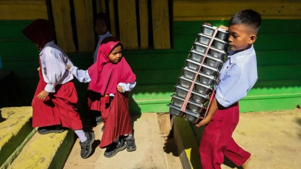 Siswa membawa menu Makan Bergizi Gratis (MBG) menuju ke dalam kelas di SDN 13 Konda, Kabupaten Konawe Selatan, Sulawesi Tenggara, Senin (24/8/2026). Kantor Wilayah Direktorat Jenderal Perbendaharaan (DJPb) Sulawesi Tenggara mencatat hingga 31 Juli 2026 realisasi program MBG di wilayah itu telah menjangkau 704.066 penerima manfaat melalui 282 SPPG yang tersebar di 17 kabupaten dan kota. ANTARA FOTO/Andry Denisah/YU