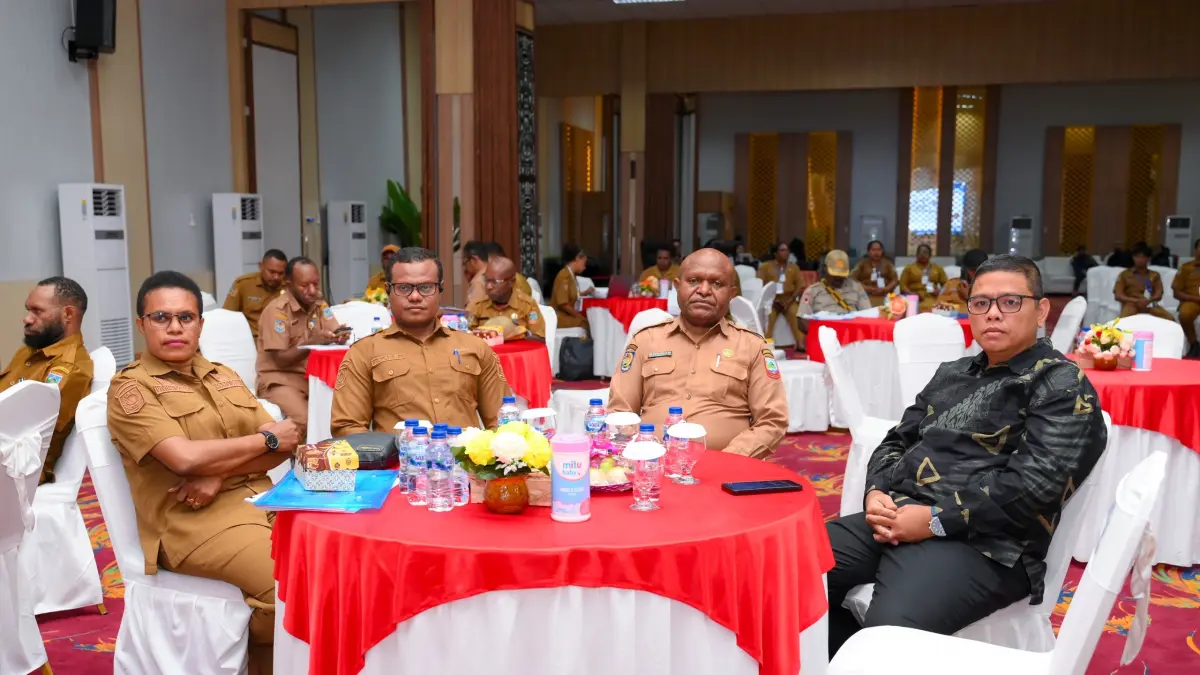 Staf Ahli Gubernur Bidang Pemerintahan, Politik, dan Hukum Provinsi Papua Tengah, Marthen Ukago saat membuka kegiatan Sosialisasi Tata Cara Implementasi Tata Naskah Dinas dan Arsip di lingkungan Pemerintah Daerah &nbsp;yang diselenggarakan di Ballroom kantor Gubernur Papua Tengah, Selasa, (1/9/2026).