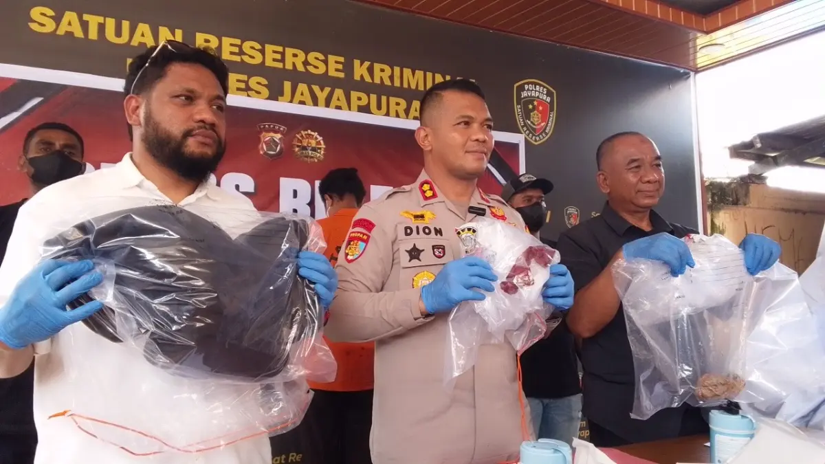 Kapolres Jayapura AKBP Dionisius VDP Helan, didampingi Kasat Reskrim Polres Jayapura dan Kasihumas Polres Jayapura saat memberikan keterangan pers terkait pengungkapan kasus bayi yang ditemukan di Jembatan Komba, Selasa (1/9/2026).
(CEPOSONLINE.COM_ROHANA WENGGI)