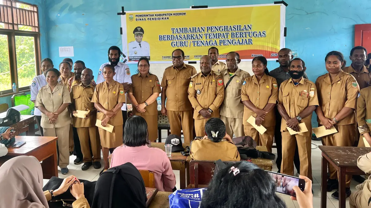 Bupati Keerom, Piter Gusbager saat menyalurkan insentif tambahan penghasilan bagi guru di SMPN 1 Senggi pada Senin (31/8/2026). (CEPOSONLINE.COM/ERIANTO).