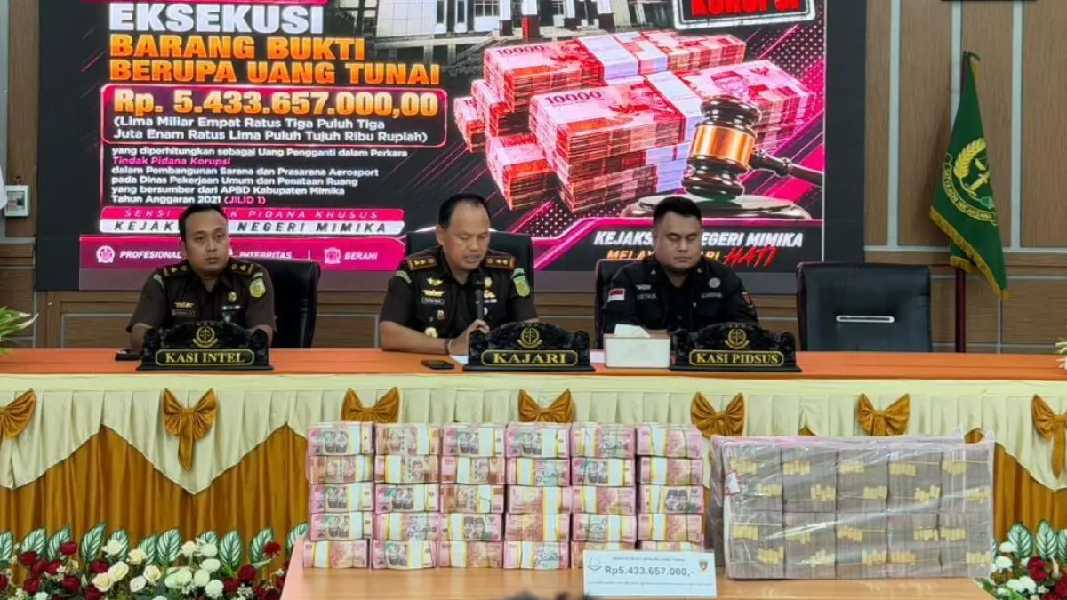 Kajari Mimika, Dr. I Putu Eka Suyantha bersama jajarannya dalam konferensi pers. (Foto: CEPOSONLINE.COM/ISTIMEWA).