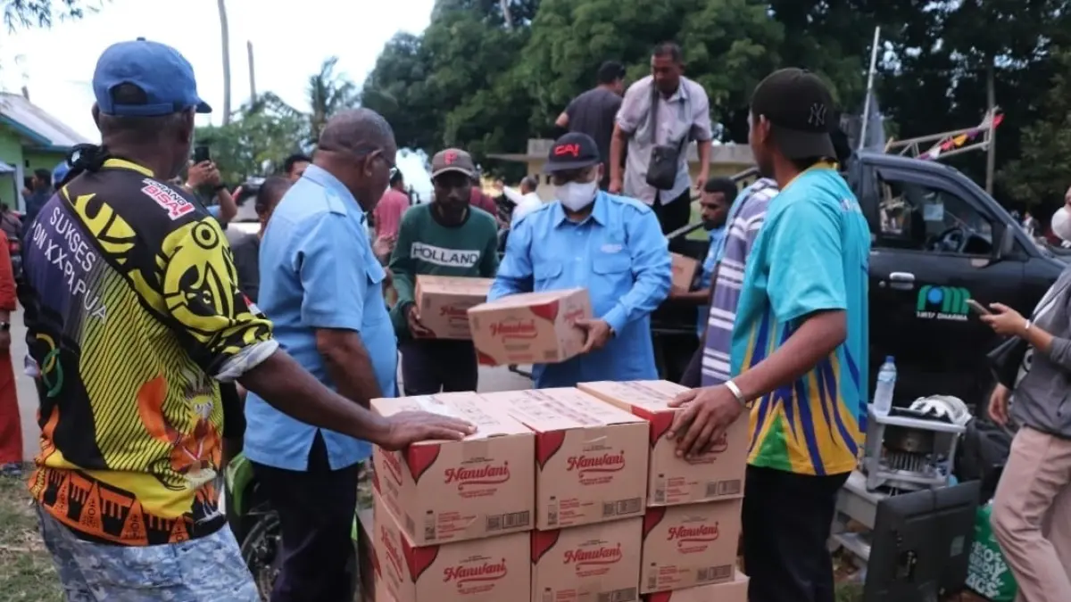 Penyaluran bantuan air minum dari PTAMJ bagi warga korban kebakaran di Kelurahan Mandala hangus terbakar, Senin (31/8/2026) (CEPOSONLINE.COM/KAREL)