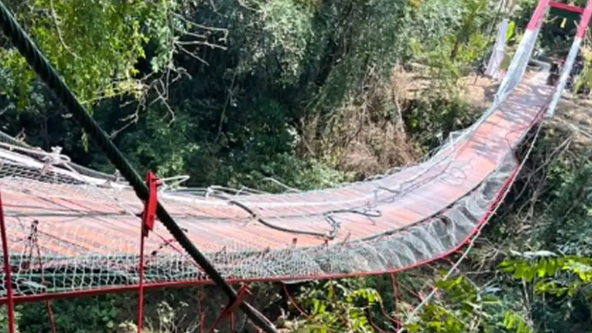 Potongan gambar kondisi jembatan yang terputus. Insert Bupati Citra Pitriyami &nbsp;memeluk warga sambil menahan tangis.&nbsp;(ISTIMEWA)