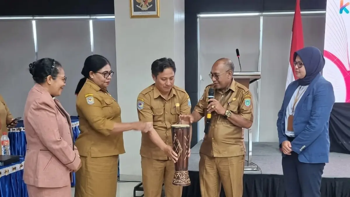 Sekretaris Dinas Pendidikan dan Kebudayaan Provinsi Papua Barat Daya, Djon Ayorbaba sata memukul tifa meresmikan kegiatan sosialisasi, Selasa (1/9/2026)