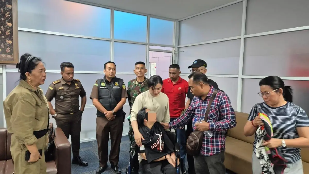 Tim Tangkap Buronan (TABUR) Bidang Intelijen Kejati Sulawesi Utara bersama Bidang Intelijen Kejari Mimika saat mengamankan mantan Bupati Minahasa Utara berinisial VAP di RS Kasih Herlina Timika, Papua Tengah, Minggu (30/8/2026). (Foto: Istimewa).&nbsp;